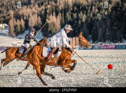 I membri della squadra 'Badrutt's Palace' giocano contro la squadra 'Aserbaidschan' durante la Coppa del mondo di Polo neve 2016, St.Moritz, Svizzera Foto Stock