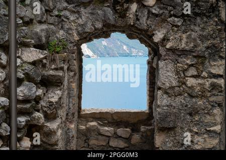 Bastione di Riva, castello del 16th° secolo sopra Riva sul Lago di Garda Foto Stock