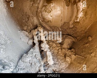 Meccanismo interno con capacità di calcestruzzo liquido di un piccolo miscelatore per calcestruzzo. Foto Stock