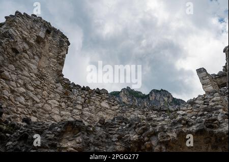 Bastione di Riva, castello del 16th° secolo sopra Riva sul Lago di Garda Foto Stock