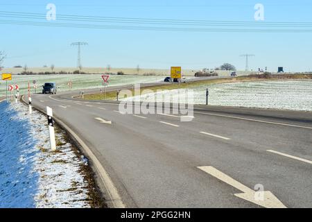 Vista della strada con indicazioni stradali durante il giorno d'inverno Foto Stock