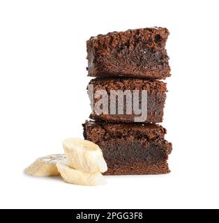 Pezzi di gustoso brownie al cioccolato con banana isolato su sfondo bianco Foto Stock