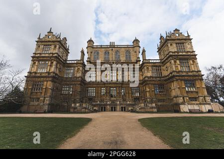 Una vista della storica Wollaton Hall sui terreni del Wollaton Park a Nottingham. Foto di alta qualità Foto Stock