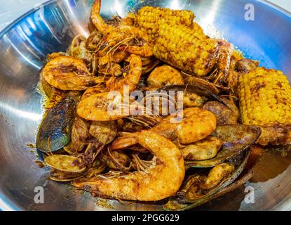 Primo piano di deliziosi piatti di pesce in stile cajun all'Oklahoma Foto Stock