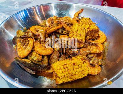 Primo piano di deliziosi piatti di pesce in stile cajun all'Oklahoma Foto Stock