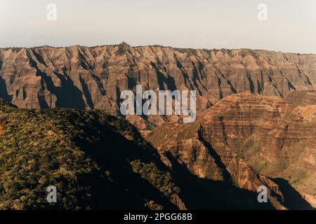 Veduta aerea del Grand Canyon del Pacifico di Waimea Canyon sul lato occidentale dell'isola di Kauai nelle Hawaii. Foto di alta qualità Foto Stock