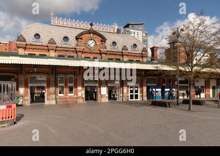 Slough, Berkshire, Inghilterra, Regno Unito 2023. Piazzale della stazione ferroviaria di Slough e ingresso alla sala prenotazioni. Foto Stock