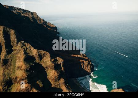 Splendida vista sulla valle di Kalalau e sulla costa di Na Pali a Kauai. Foto di alta qualità Foto Stock