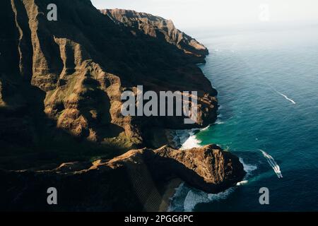 Splendida vista sulla valle di Kalalau e sulla costa di Na Pali a Kauai. Foto di alta qualità Foto Stock