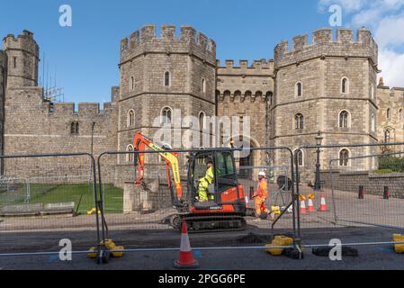 Windsor, Berkshire, Inghilterra, Regno Unito. 2023. Appaltatori che lavorano sulla superficie stradale al di fuori della porta Enrico VIII del Castello di Windsor. Foto Stock