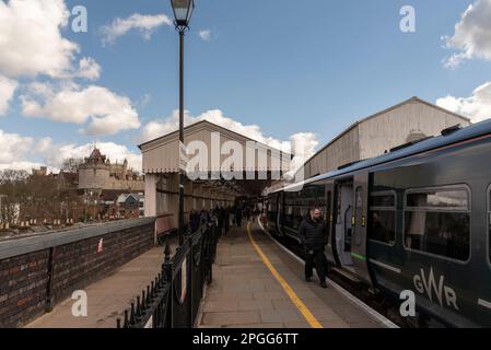 Windsor, Berkshire, Inghilterra, Regno Unito. 2023. Treno Great Western a Windsor e alla stazione centrale di Eton con vista del Castello di Windsor dal binario. Foto Stock