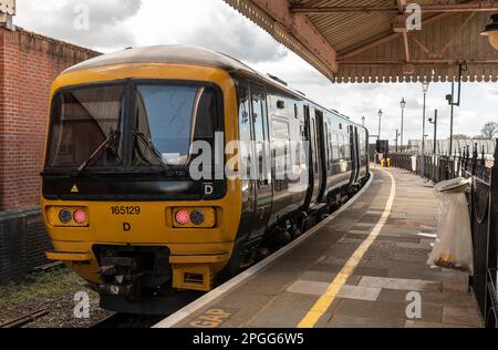 Windsor, Berkshire, Inghilterra, Regno Unito. 2023. GWR 165129 un treno passeggeri alla stazione centrale di Windsor ed Eton. Foto Stock