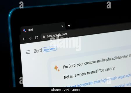 Google Bard ai chatbot. Esempio reale di bot chat visto sullo schermo del dispositivo. Stafford, Regno Unito, 22 marzo 2023 Foto Stock