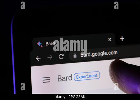 Google Bard ai chatbot. Esempio reale di bot chat visto sullo schermo del dispositivo. Stafford, Regno Unito, 22 marzo 2023 Foto Stock