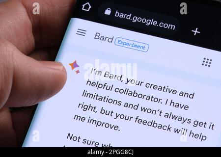 Google Bard ai chatbot. Esempio reale di bot chat visto sullo schermo del dispositivo. Stafford, Regno Unito, 22 marzo 2023 Foto Stock