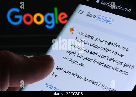 Google Bard ai chatbot. Esempio reale di bot chat visto sullo schermo del dispositivo e logo Google sullo sfondo. Stafford, Regno Unito, 22 marzo 2023 Foto Stock