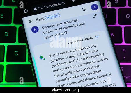 Google Bard ai chatbot. Uso reale di bot chat. Rispondere alla domanda sulla guerra. Stafford, Regno Unito, 22 marzo 2023 Foto Stock