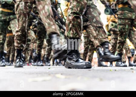 Salvador, Bahia, Brasile - 07 settembre 2022: Vista bassa dei soldati dell'esercito che marciano nella giornata brasiliana dell'indipendenza. Salvador, Bahia. Foto Stock