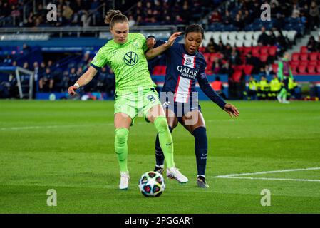 Ewa Pajor di VFL Wolfsburg e Grace Geyoro di Parigi Saint Germain combattono per la palla durante la UEFA Women's Champions League, quarti di finale, 1st partite di calcio tra Parigi Saint-Germain e VfL Wolfsburg il 22 marzo 2023 allo stadio Parc des Princes di Parigi, Francia - Foto: Antoine Massinon/DPPI/LiveMedia Foto Stock