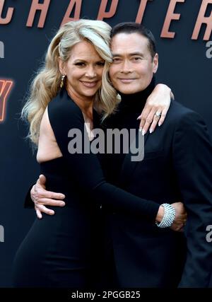 Hollywood, California, USA 20th Marzo 2023 (L-R) Julie Condra e l'attore Mark Dacascos partecipano alla Los Angeles Premiere di "John Wick: Chapter 4" al TCL Chinese Theatre il 20 Marzo 2023 a Hollywood, California, USA. Foto di Barry King/Alamy Stock Photo Foto Stock