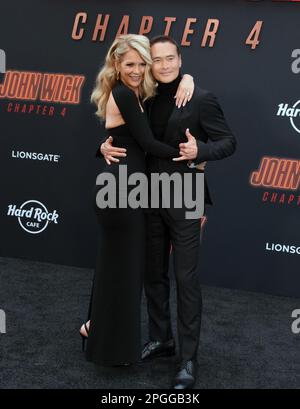 Hollywood, California, USA 20th Marzo 2023 (L-R) Julie Condra e l'attore Mark Dacascos partecipano alla Los Angeles Premiere di "John Wick: Chapter 4" al TCL Chinese Theatre il 20 Marzo 2023 a Hollywood, California, USA. Foto di Barry King/Alamy Stock Photo Foto Stock