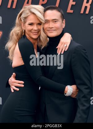 Hollywood, California, USA 20th Marzo 2023 (L-R) Julie Condra e l'attore Mark Dacascos partecipano alla Los Angeles Premiere di "John Wick: Chapter 4" al TCL Chinese Theatre il 20 Marzo 2023 a Hollywood, California, USA. Foto di Barry King/Alamy Stock Photo Foto Stock