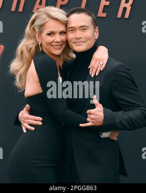 Hollywood, California, USA 20th Marzo 2023 (L-R) Julie Condra e l'attore Mark Dacascos partecipano alla Los Angeles Premiere di "John Wick: Chapter 4" al TCL Chinese Theatre il 20 Marzo 2023 a Hollywood, California, USA. Foto di Barry King/Alamy Stock Photo Foto Stock