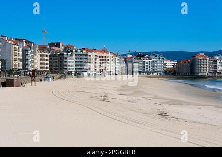 Sanxenxo o Sangenjo, Galizia. Spagna. Febbraio 8, 2023. Vista sulla spiaggia di Silgar e sulla città Foto Stock