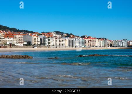 Sanxenxo o Sangenjo, Galizia. Spagna. Febbraio 8, 2023. Vista sulla spiaggia di Silgar e sulla città Foto Stock