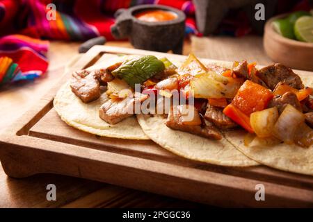 Fajitas Tacos, in Messico si chiama anche Alambre de Res. Ricetta molto popolare, gli ingredienti principali sono pezzi di carne, cipolla, pancetta e peperoni Foto Stock