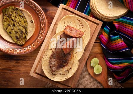 Arrosto di tacos di carne con chorizo. Piatti molto popolari nel nord del Messico, chiamato anche Carne Asada, Asado, Discada o Parrillada, è una tecnica di cottura in Foto Stock