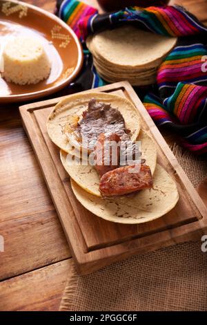 Arrosto di tacos di carne con chorizo. Piatti molto popolari nel nord del Messico, chiamato anche Carne Asada, Asado, Discada o Parrillada, è una tecnica di cottura in Foto Stock