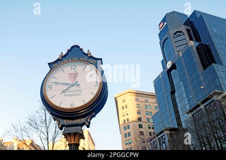 Gli University Hospitals hanno sponsorizzato il Playhouse Square Clock all'aperto nel quartiere Playhouse Square Theater del centro di Cleveland, Ohio, USA. Foto Stock