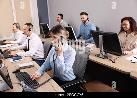 Operatori di contact centre che lavorano in uffici moderni Foto Stock