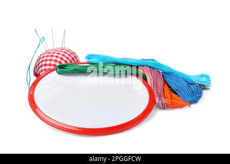 Fili colorati e diversi accessori per ricami su sfondo bianco Foto Stock