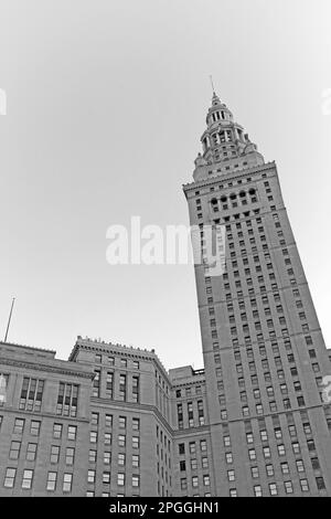 Terminal Tower bianco e nero, un iconico monumento storico a uso misto nel centro di Cleveland, Ohio, USA, il 19 febbraio 2023. Foto Stock