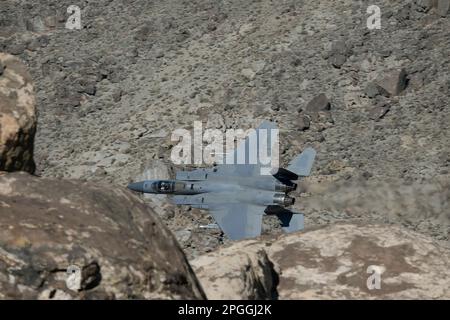 Lone Pine, CA - 9 novembre 2022: USAF F-15 Fighter Jet Flying Low Level sul sentiero Sidewinder-D. Foto Stock