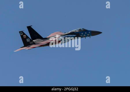 Lone Pine, CA - 10 novembre 2022: USAF F-15 Fighters Jet Flying Low Level sul sentiero Sidewinder-D. Foto Stock