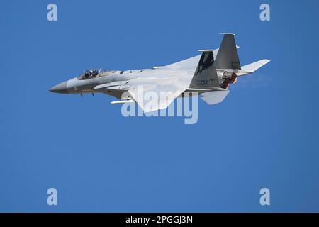 Lone Pine, CA - 9 novembre 2022: USAF F-15 Fighter Jet Flying Low Level sul sentiero Sidewinder-D. Foto Stock