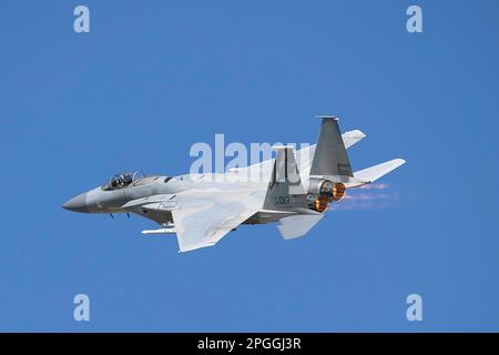 Lone Pine, CA - 9 novembre 2022: USAF F-15 Fighter Jet Flying Low Level sul sentiero Sidewinder-D. Foto Stock