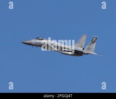 Lone Pine, CA - 25 gennaio 2023: USAF F-15 Fighter Jet Flying Low Level sul sentiero Sidewinder-D. Foto Stock