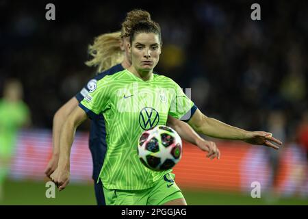 Parigi, Francia. 22nd Mar, 2023. Dominique Janssen (davanti) di VfL Wolfsburg compete durante la prima tappa della partita di quarti di finale della UEFA Women's Champions League tra Paris Saint-Germain e VfL Wolfsburg allo stadio Parc des Princes di Parigi, in Francia, il 22 marzo 2023. Credit: Aurelien Morissard/Xinhua/Alamy Live News Foto Stock