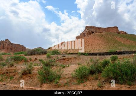 Canyon rosso Konorchek (Suluu-Terek) nelle montagne del Kirghizistan Foto Stock