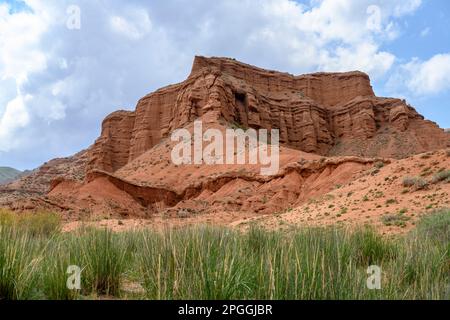 Canyon rosso Konorchek (Suluu-Terek) nelle montagne del Kirghizistan Foto Stock