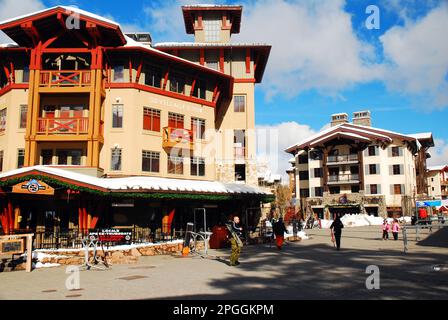 Uno chalet per lo sci e dei caffè si trovano nel villaggio di Olympic Valley, ex Squaw Valley, in una giornata invernale in California Foto Stock