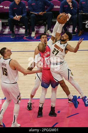 Washington, Stati Uniti. 22nd Apr, 2023. WASHINGTON, DC - 22 MARZO: Washington Wizards Forward Taj Gibson (67) e Denver Nuggets Guard Jamal Murray (27) si scontrano durante una partita NBA tra i Washington Wizards e i Denver Nuggets, il 22 marzo 2023, alla Capital One Arena, a Washington, DC. (Foto di Tony Quinn/SipaUSA) Credit: Sipa USA/Alamy Live News Foto Stock
