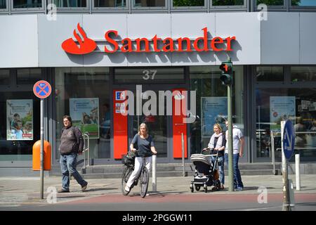 Santander Bank, Budapester Strasse, Charlottenburg, Berlino, Germania Foto Stock