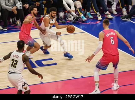Washington, Stati Uniti. 22nd Apr, 2023. WASHINGTON, DC - Marzo 22: Denver Nuggets guard Jamal Murray (27) dribbles in durante un gioco NBA tra i Washington Wizards e i Denver Nuggets, il 22 Marzo 2023, alla Capital One Arena, a Washington, DC. (Foto di Tony Quinn/SipaUSA) Credit: Sipa USA/Alamy Live News Foto Stock