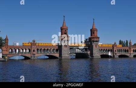 Oberbaum Bridge, Spree, Friedrichshain, Berlino, Germania Foto Stock