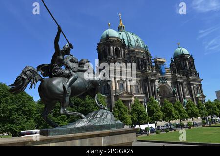 Amazzonia a cavallo, Cattedrale di Berlino, Lustgarten, Mitte, Berlino, Germania Foto Stock